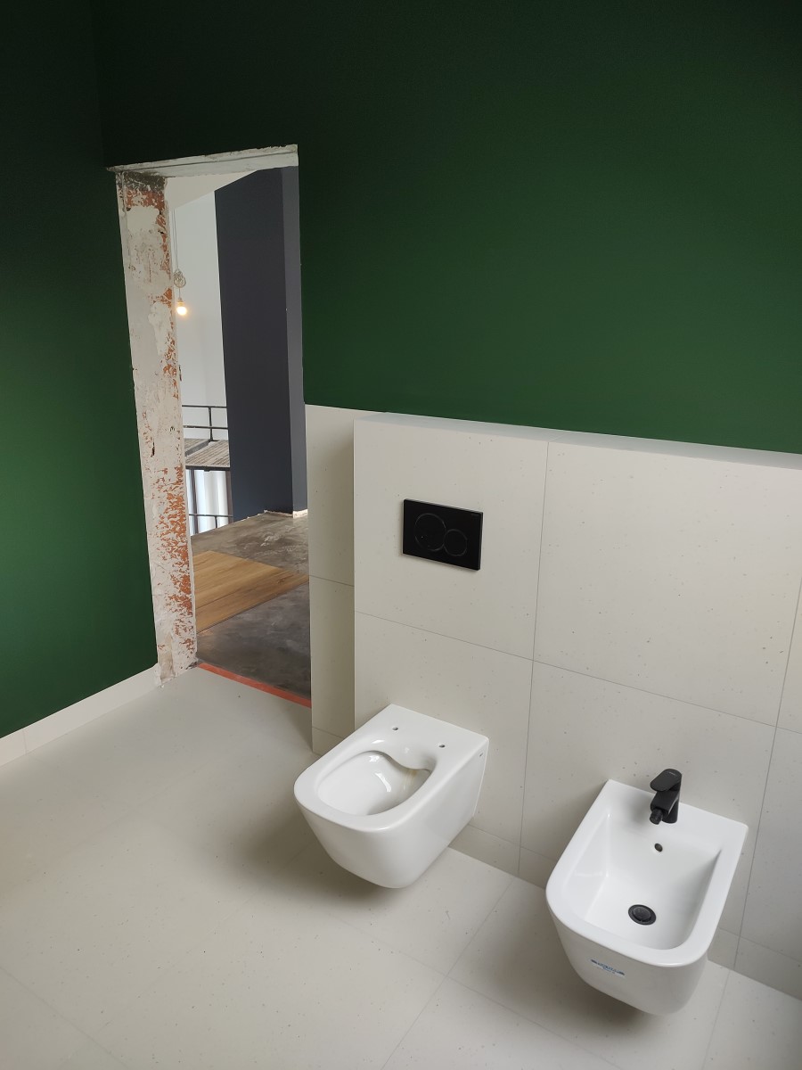butelkowo zielona łazienka z podwieszanym wc i bidetem