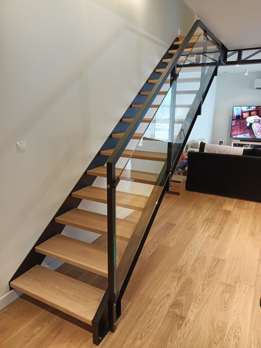 Zdjęcia schodów ze szklaną balustradą