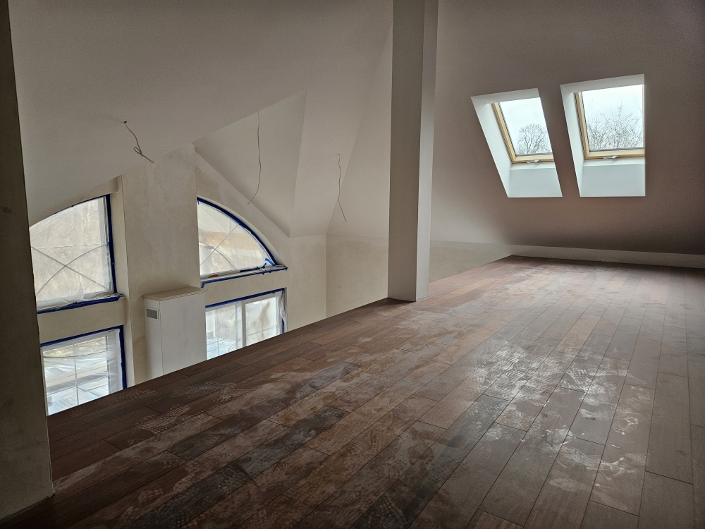 antresola z panelami o wzorze drewna i dużymi oknami ze szprosami