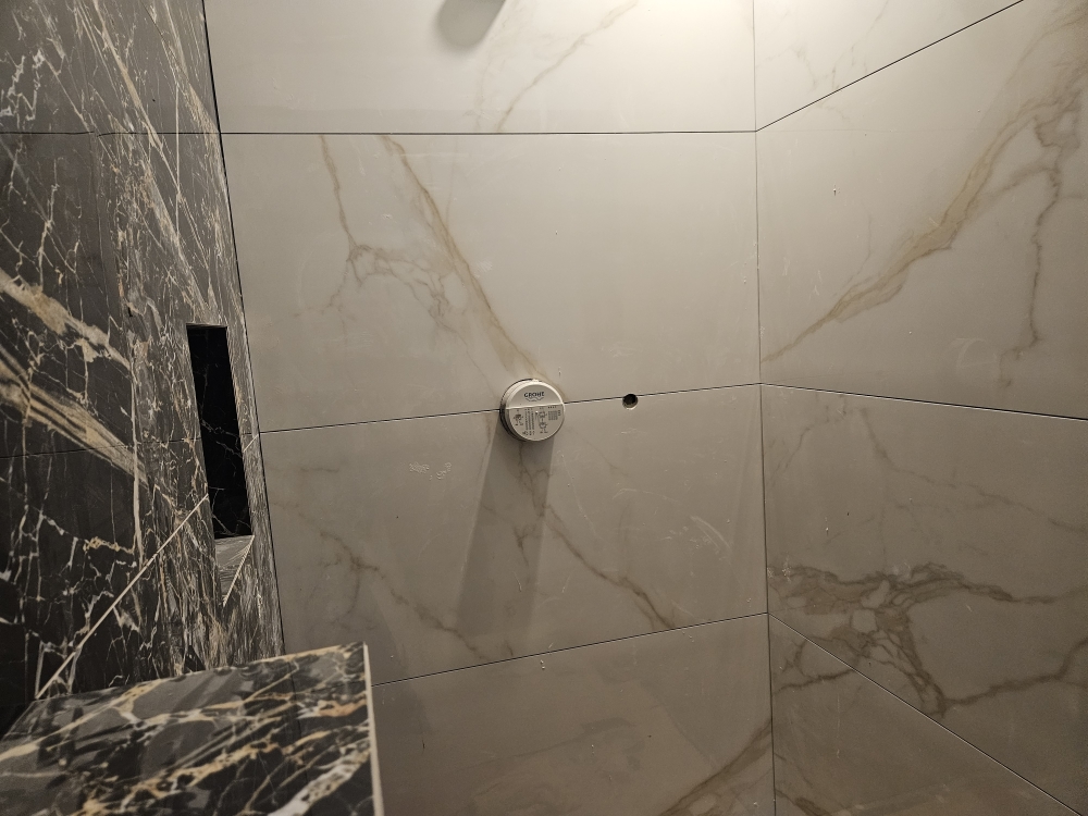 glazurowana kabina prysznicowa z glazurą o wzorze marmuru