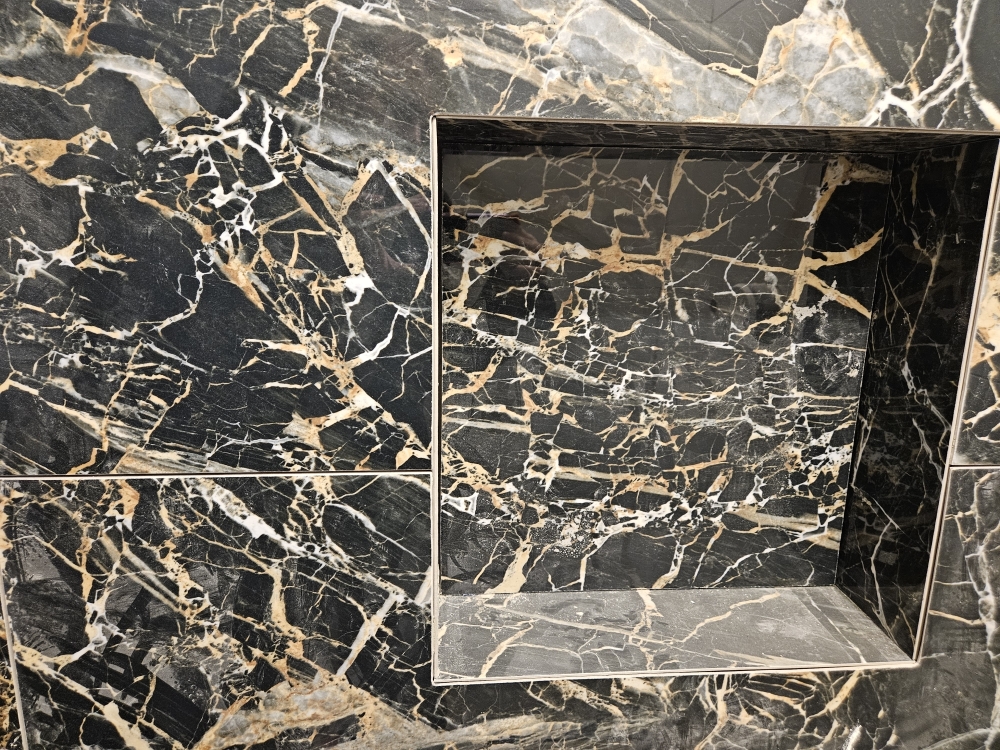 czarno biało złota zabudowana półka o wzorze marmuru 