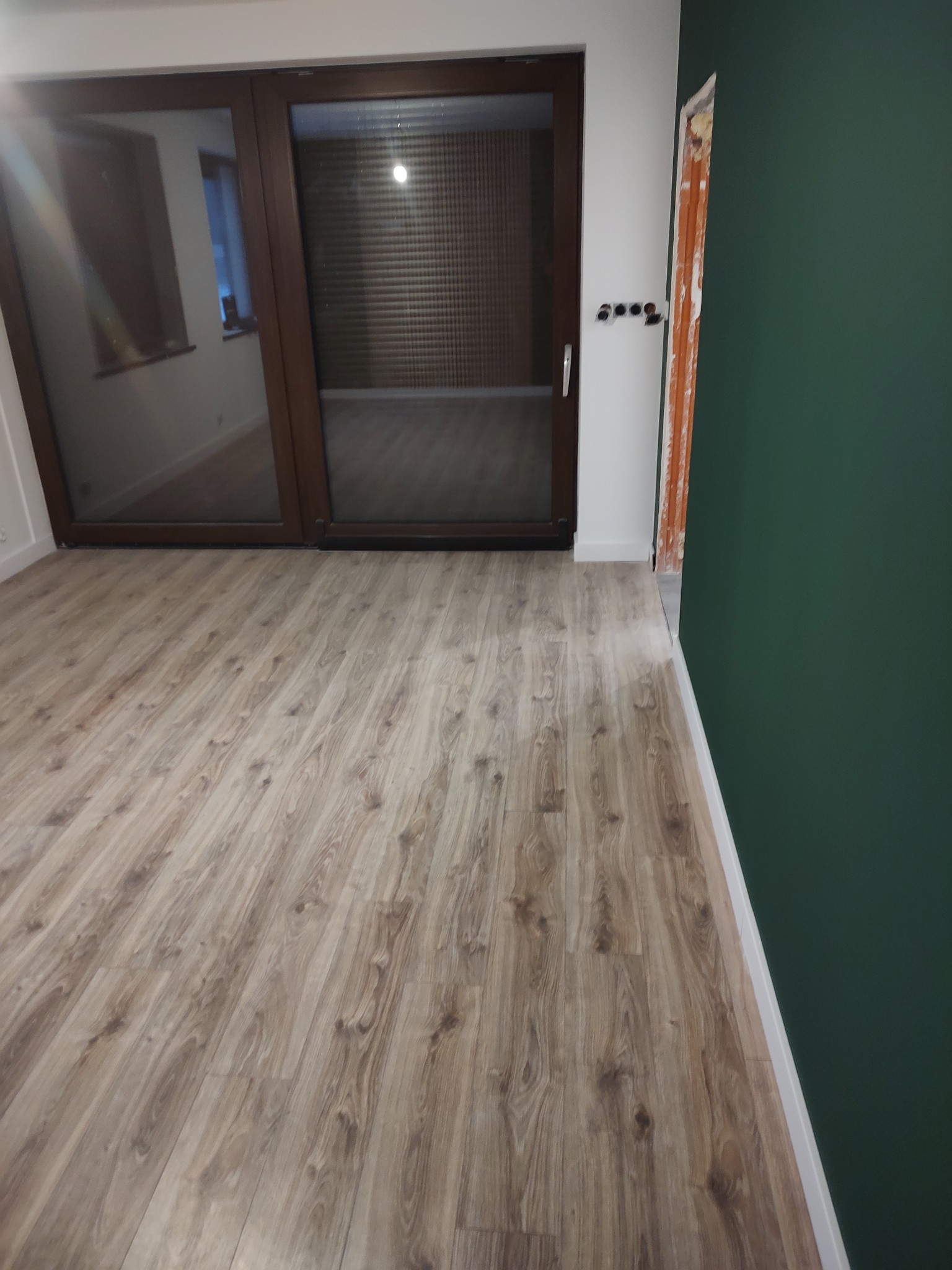 jasne panele drewniane