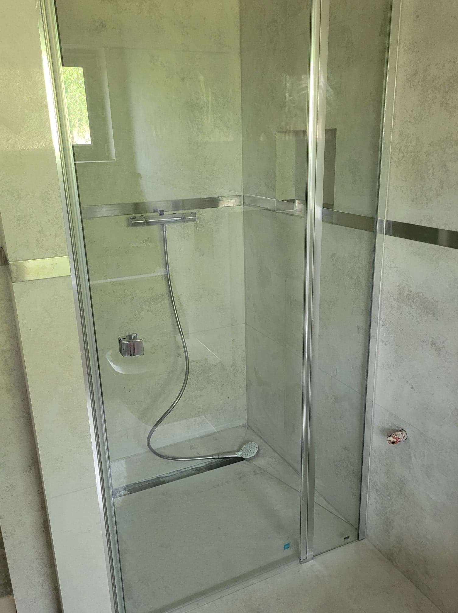 szklana kabina prysznicowa ze srebrną listwą