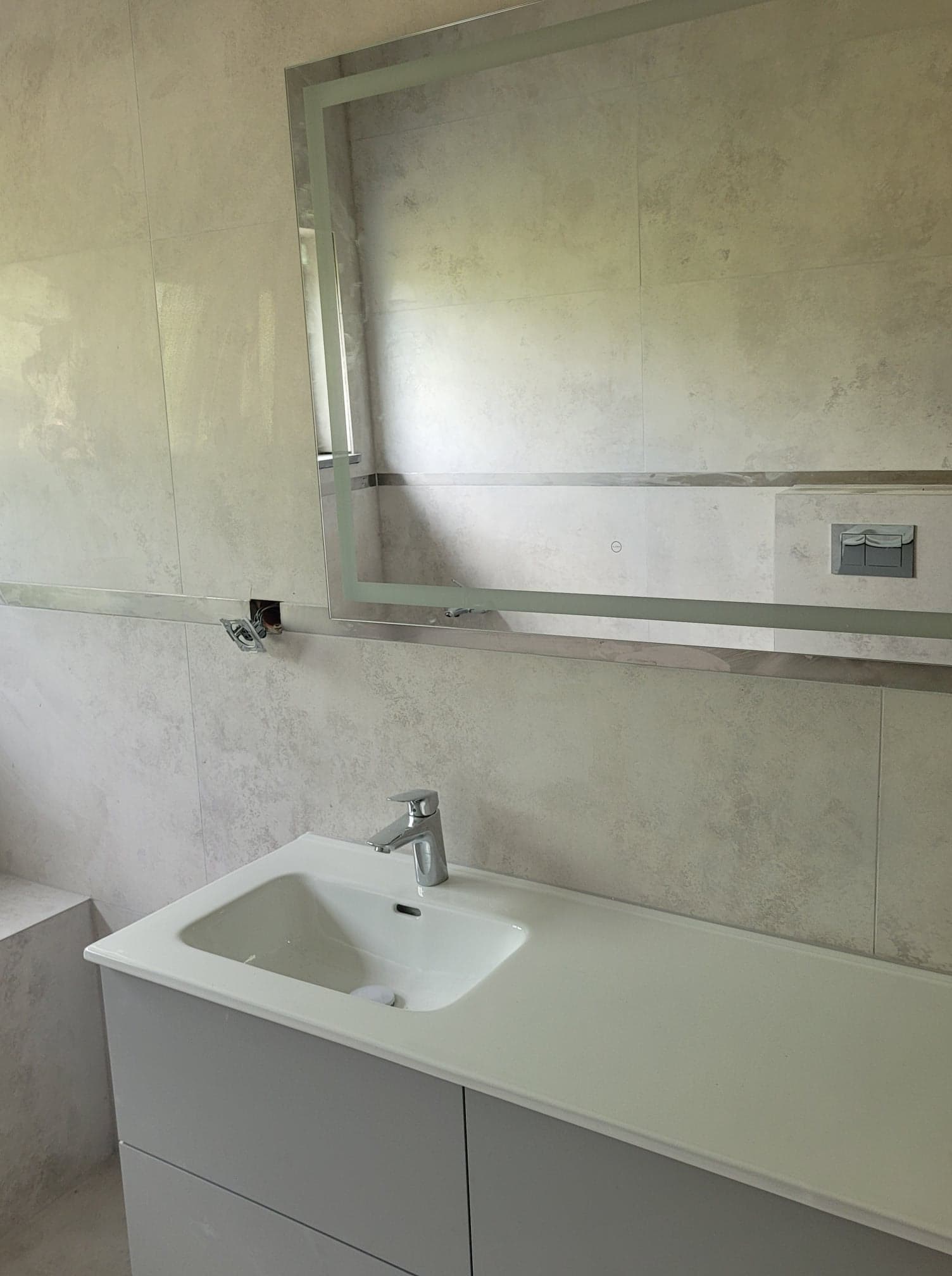 lustro łazienkowe i umywalka nablatowa