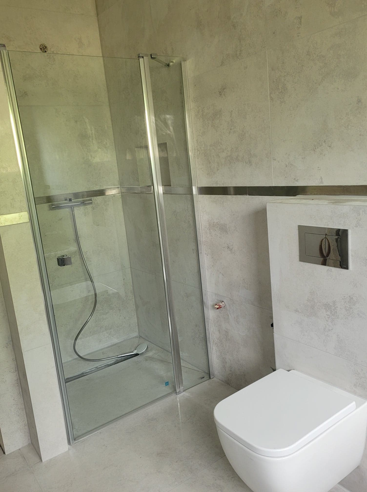 Zdjęcie łazienki z kabiną prysznicowa i wc kompaktem